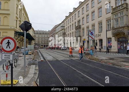 Construction workers relaying tram railway tracks outside Praha Masarykovo nádraží rail station, Prague, May 2024 Stock Photo