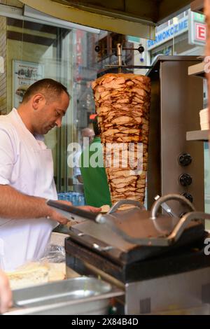 A cook preparing doner kebab at a street food stall, typical Turkish snack bar, Istanbul, Istanbul province, Turkey Stock Photo