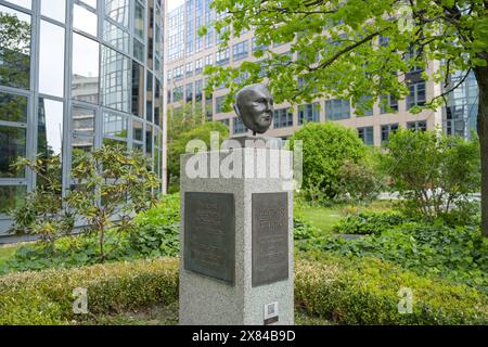 Bust of Ludwig Erhard, Street of Remembrance, Spreebogen, Moabit, Mitte, Berlin, Germany Stock Photo