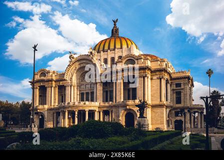 Palacio de Bellas Artes, a prominent cultural center located at Mexico City, Mexico. Translation: Palace of Fine Arts Stock Photo