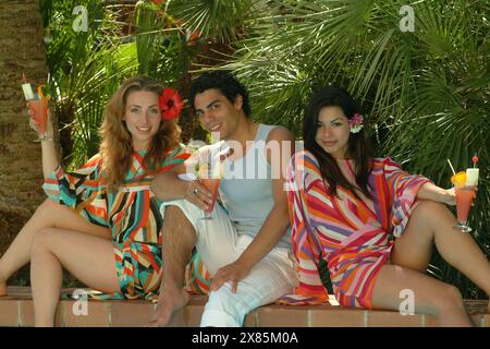 Gabriela Gottschalk, Silva Gonzalez und Fernanda Brandao (v.l.n.r.) sind die die 'Hot Banditoz', die mit dem spanischen Kinderlied 'Veo veo' sofort auf Platz 3 der deutschen Charts kamen, Spanien 2004. Stock Photo