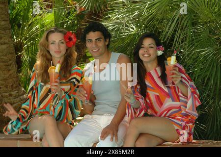 Gabriela Gottschalk, Silva Gonzalez und Fernanda Brandao (v.l.n.r.) sind die die 'Hot Banditoz', die mit dem spanischen Kinderlied 'Veo veo' sofort auf Platz 3 der deutschen Charts kamen, Spanien 2004. Stock Photo