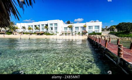 Great Resort on a paradisiacal beach in the Riviera Maya (Mexico). Vacation spot with white sand beaches, crystal clear turquoise water, blue sky and Stock Photo