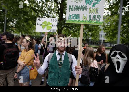 Wroclaw, Wroclaw, Poland. 22nd May, 2024. Thousands of students on the streets of Wroclaw celebrate Juwenalia 2024. The students' holiday will last for two days and will be full of cultural events. (Credit Image: © Krzysztof Zatycki/ZUMA Press Wire) EDITORIAL USAGE ONLY! Not for Commercial USAGE! Stock Photo