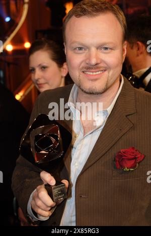 Grimme Preis Verleihung 2005, hier Preisträger Stefan Raab mit seinem Grimme-Preis in Marl, Deutschand 2005. Stock Photo