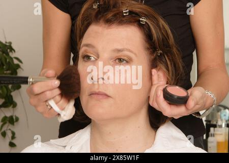 Vorher - nachher, Doku-Soap, Deutschland 2005, heute: Umstyling von Sabine Sanke-Wassermann, hier beim Nachschminken Stock Photo