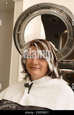 Vorher - nachher, Doku-Soap, Deutschland 2005, heute: Umstyling von Sabine Sanke-Wassermann, hier beim Friseurtermin Stock Photo