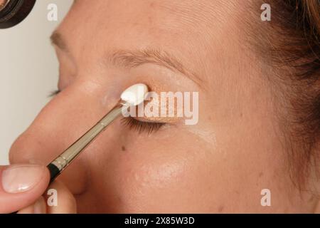 Vorher - nachher, Doku-Soap, Deutschland 2005, heute: Umstyling von Sabine Sanke-Wassermann, hier beim Nachschminken Stock Photo