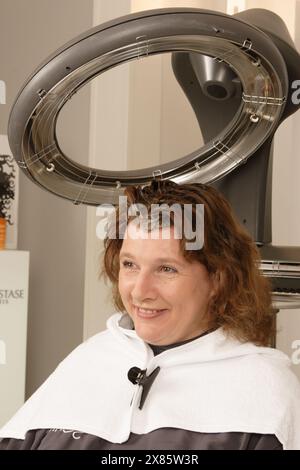 Vorher - nachher, Doku-Soap, Deutschland 2005, heute: Umstyling von Sabine Sanke-Wassermann, hier beim Friseurtermin Stock Photo