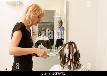 Vorher - nachher, Doku-Soap, Deutschland 2005, heute: Umstyling von Sabine Sanke-Wassermann, hier beim Friseurtermin Stock Photo