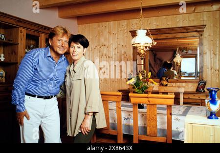 Hans Jürgen Beyer, deutscher ehemaliger Rockmusiker, nun Schlagersänger, mit Ehefrau in seinem Haus, Deutschland 2002. Stock Photo