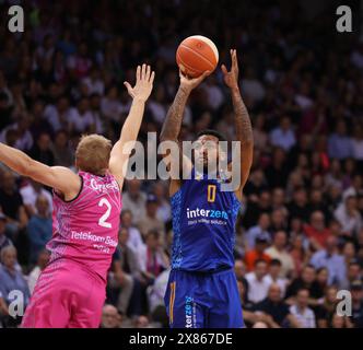 Sam Griesel (ALBA Berlin, #05) performing a layup against Zsombor ...
