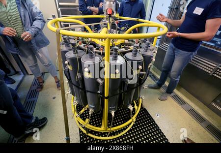 23 May 2024, Mecklenburg-Western Pomerania, Warnemünde: During the 'Open Ship' on two research vessels of the Leibniz Institute for Baltic Sea Research Warnemünde (IOW), a water scoop will be presented on board the vessel 'Elisabeth Mann Borgese', which can be used to retrieve Baltic Sea water from various depths. Next to the 'Elisabeth Mann Borgese', which is mainly used in the Baltic Sea, is the 95-meter-long 'Maria S. Merian', which is suitable for operations in the ice edge area. Photo: Bernd Wüstneck/dpa Stock Photo