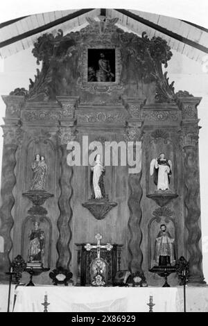 Der hölzerne Altar der ehemaligen Kapelle Porta Coeli in San Germán, Puerto Rico 1966. The wooden altar of the former Porta Coeli chapel in San Germán, Puerto Rico in 1966. Stock Photo