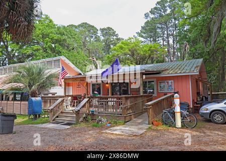 DAUFUSKIE ISLAND, SOUTH CAROLINA C April 6 2023: Front view of D'Fuskie's Store and Eatery at the Daufuskie Island Boat Landing along the Intracoastal Stock Photo