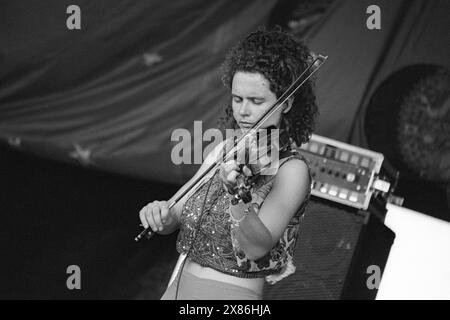 VIOLINIST, ACOUSTIC TENT, GLASTONBURY 92: A folk violinist plays on the Acoustic Stage at Glastonbury Festival 1994 in Pilton, Somerset, England on 26 June 1994. Photo: Rob Watklns Stock Photo