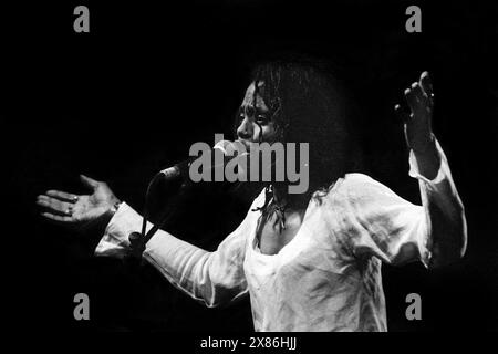 CARLEEN ANDERSON, JAZZ STAGE, GLASTONBURY 1995: The soul singer Carleen Anderson headlines the Jazz Stage at the Glastonbury Festival, Pilton Farm, Somerset, England, 25 June 1995. In 1995 the festival celebrated its 25th anniversary. Photo: ROB WATKINS.  INFO: Carleen Anderson was born on May 10, 1957, in Houston, Texas. She is an acclaimed American soul singer and songwriter, best known for her work with the Young Disciples and her successful solo career in the UK music scene. Stock Photo