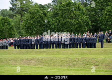 Öffentliches Gelöbnis der Bundeswehr in Germersheim Gesellschaft, Deutschland, Rheinland-Pfalz, Germersheim, Stadtpark Fronte Lamotte, May 23. Etwa 240 Rekrutinnen und Rekruten der Bundeswehr nehmen an einer feierlichen Gelöbniszeremonie bzw. Vereidigung teil. *** Public pledge of the Bundeswehr in Germersheim Society, Germany, Rhineland-Palatinate, Germersheim, Fronte Lamotte City Park, May 23 Around 240 recruits of the Bundeswehr take part in a solemn pledge ceremony or swearing-in ceremony Stock Photo