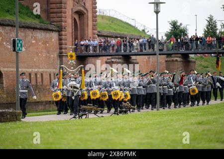 Öffentliches Gelöbnis der Bundeswehr in Germersheim Gesellschaft, Deutschland, Rheinland-Pfalz, Germersheim, Stadtpark Fronte Lamotte, May 23. Etwa 240 Rekrutinnen und Rekruten der Bundeswehr nehmen an einer feierlichen Gelöbniszeremonie bzw. Vereidigung teil. *** Public pledge of the Bundeswehr in Germersheim Society, Germany, Rhineland-Palatinate, Germersheim, Fronte Lamotte City Park, May 23 Around 240 recruits of the Bundeswehr take part in a solemn pledge ceremony or swearing-in ceremony Stock Photo