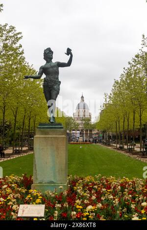 Nude statue in the Jardin du Luxembourg and Gendarmerie Paris France