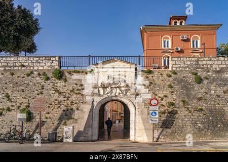 Stadtmauer und Stadttor See Tor in Zadar, Kroatien, Europa Stock Photo