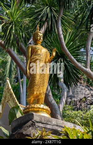 A picture of the Wat Traimit Withayaram Worawihan Temple, known for its ...