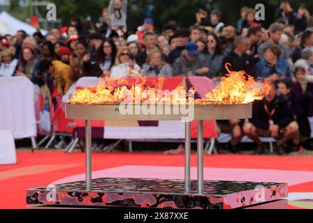 Bordeaux, France. May 23, 2024. Arrival then departure of the 2024 Olympic Games flame on Place des Quinconces in Bordeaux. Star chef Thierry Marx is the last bearer to light the cauldron. Bordeaux, Gironde, New Aquitaine, France, Europe. Credit: Photo by Hugo Martin/Alamy Live News. Stock Photo