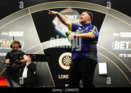 Luke Humphries Celebrates With The Trophy After Winning The Final