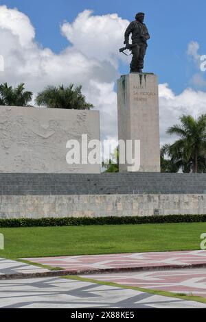 306 Che Guevara's motto ''Hasta la victoria siempre -Until Victory always'' at the foot of his bronze statue atop his mausoleum. Santa Clara-Cuba. Stock Photo