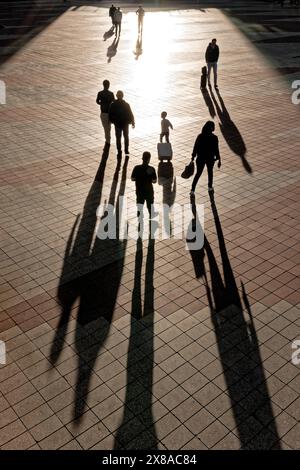 Ab In Die Sonne. Reisende Werfen Im Abendlicht Malerische Schatten 