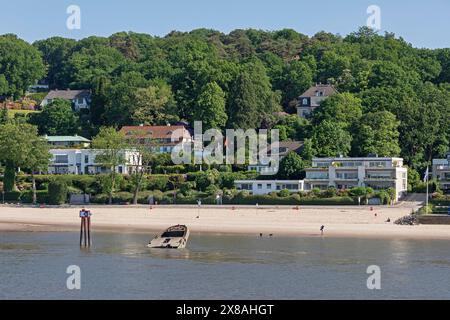 Houses, beach, shipwreck MS Uwe, Falkensteiner Ufer, Elbe, Hamburg, Germany, Europe Stock Photo