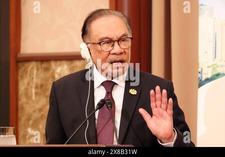 Malaysian Prime Minister Anwar Ibrahim speaks the Annual Meeting of ...