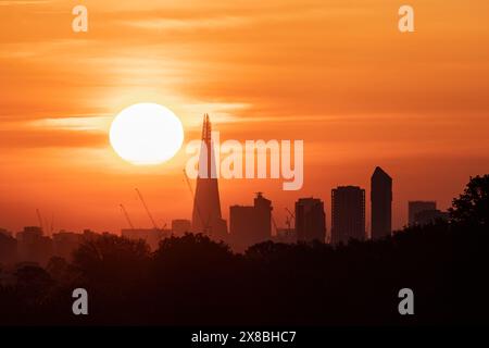 Golden sunrise beyond the Shard and London skyline as seen from Richmond Park Stock Photo