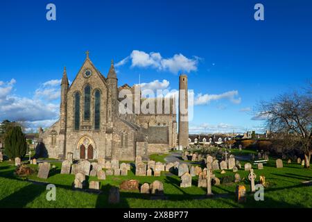 13th-century St Canice's Cathedral, Round Tower and churchyard in Kilkenny City, Ireland. Stock Photo