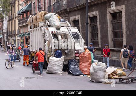 Mexico City refuse collection lorry and refuse collectors working; , Mexico City Mexico. Public services collecting rubbish Stock Photo