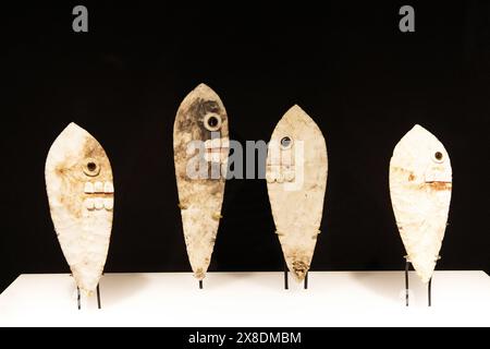 Aztec artifacts - Face knives from Tenochtitlan, flint stone with obsidian inlays mostly used for human sacrifice, Templo Mayor Museum, Mexico City Stock Photo