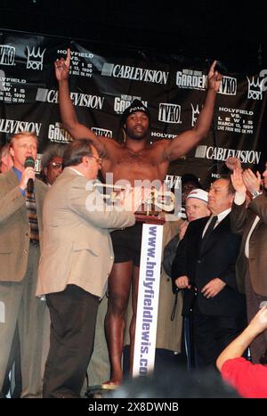 Mar. 11, 1999 - 31213WW 03/11/99.EVANDER HOLYFIELD VS. LENNOX LEWIS.WEIGH IN AT MADISON SQUARE GARDEN IN NYC. WALTER WEISSMAN/ 1999 Credit: WALTER WEISSMAN/ZUMA Wire/Alamy Live News Stock Photo