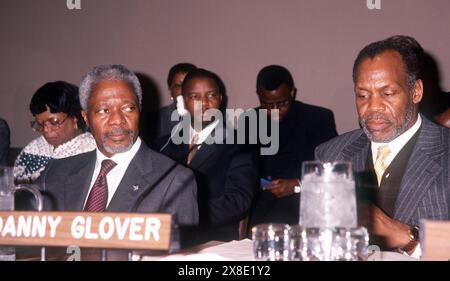 K17863WW: TOWN HALL MEETING ON HIV/AIDS IN AFRICA.AT UN, NYC 02/07/2000.DANNY GLOVER AND KOFI ANNAN . WALTER WEISSMAN/ 2000(Credit Image: © WALTER WEISSMAN/ZUMA Wire) EDITORIAL USAGE ONLY! Not for Commercial USAGE! Stock Photo