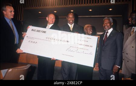 K17863WW: TOWN HALL MEETING ON HIV/AIDS IN AFRICA.AT UN, NYC 02/07/2000.DANNY GLOVER AND KOFI ANNAN. WALTER WEISSMAN/ 2000(Credit Image: © WALTER WEISSMAN/ZUMA Wire) EDITORIAL USAGE ONLY! Not for Commercial USAGE! Stock Photo