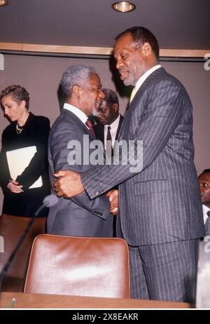 K17863WW: TOWN HALL MEETING ON HIV/AIDS IN AFRICA.AT UN, NYC 02/07/2000.DANNY GLOVER AND KOFI ANNAN. WALTER WEISSMAN/ 2000(Credit Image: ©. WALTER WEISSMAN/ZUMA Wire) EDITORIAL USAGE ONLY! Not for Commercial USAGE! Stock Photo