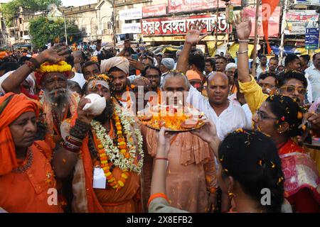 Kolkata, West Bengal, India. 24th May, 2024. Bengal Sannyasi Samaj protest against West Bengal Chief Minister Mamata Banerjee's disrespectful remarks against Bharat Sevashram Sangh, Ramakrishna Mission and ISKCON (International Society for Krishna Consciousness) in Kolkata. (Credit Image: © Sayantan Chakraborty/Pacific Press via ZUMA Press Wire) EDITORIAL USAGE ONLY! Not for Commercial USAGE! Stock Photo