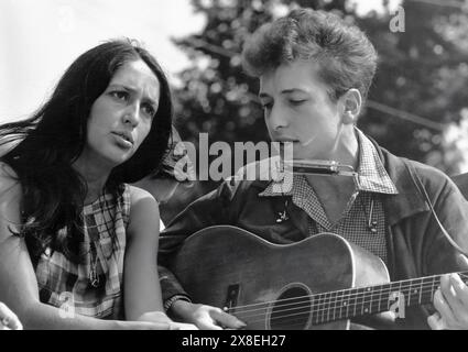 Joan Baez and Bob Dylan performing during the March on Washington rally where Martin Luther King delivered his 'I Have a Dream' speech on August 28, 1963, in Washington, D.C. (USA) Stock Photo