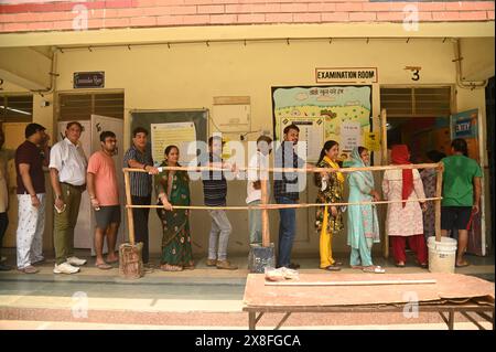 Delhi, New Delhi, India. 25th May, 2024. People queue up at a polling booth to cast their vote in the sixth round of polling in India's national election in New Delhi, India, Saturday, May 25, 2024. (Credit Image: © Deep Nair/ZUMA Press Wire) EDITORIAL USAGE ONLY! Not for Commercial USAGE! Stock Photo