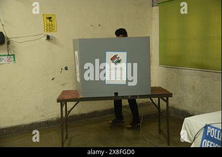 Delhi, New Delhi, India. 25th May, 2024. A man casts his vote at a polling booth in the sixth round of polling in India's national election in New Delhi, India, Saturday, May 25, 2024. (Credit Image: © Deep Nair/ZUMA Press Wire) EDITORIAL USAGE ONLY! Not for Commercial USAGE! Stock Photo