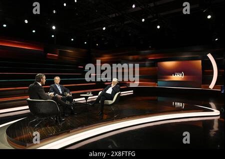 Markus Lanz, Franz Müntefering und Gerhart Baum v.li. 05/24 her Markus Lanz, Franz Müntefering und Gerhart Baum v.li. am 23. Mai 2024 in Markus Lanz , ZDF Aufzeichnung vom 15. Mai TV Fernsehen Talkshow Talk Show Deutschland deutsch deutscher deutsche Italien italienischer italienisch Mann Männer Politiker Politik FDP SPD Sozialdemokrat Journalist Journalistin Journalismus Moderator Moderation Autor Fotografie Fotograf german italian politician journalism host presenter photographer author quer ganz freistellbar halb sitzend zuhörend sprechend Profil *** Markus Lanz, Franz Müntefering and Gerha Stock Photo