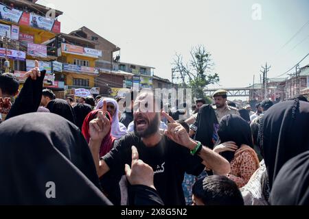 Anantnag, India. 25th May, 2024. Supporters of People's Democratic Party (PDP) shout slogans, during the sixth general election phase, in Anantnag, about 70kms from Srinagar. Credit: SOPA Images Limited/Alamy Live News Stock Photo