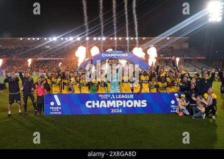 Gosford, Australia. 25th May, 2024. The Central Coast Mariners FC team seen celebrating their victory during the Isuzu UTE A-League 2023-24 season Grand Finals match between Central Coast Mariners and Melbourne Victory FC held at Industree Group Stadium. Final score; Central Coast Mariners FC 3:1 Melbourne Victory FC. Credit: SOPA Images Limited/Alamy Live News Stock Photo