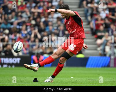 Tottenham Hotspur Stadium, London, UK. 25th May, 2024. Investec Champions Cup Rugby Final, Leinster versus Toulouse; Blair Kinghorn of Toulouse kicks a penalty goal in 57th minute for 9-12 to Leinster Credit: Action Plus Sports/Alamy Live News Stock Photo