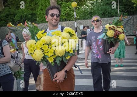 London, UK. 25th May 2024. RHS Chelsea Flower Show plant sell-off. Plant bargains are swiftly carried away on the final day of RHS Chelsea Flower Show - which sees many exhibitors selling off their plants to the public at knock-down prices. Credit: Guy Corbishley/Alamy Live News Stock Photo