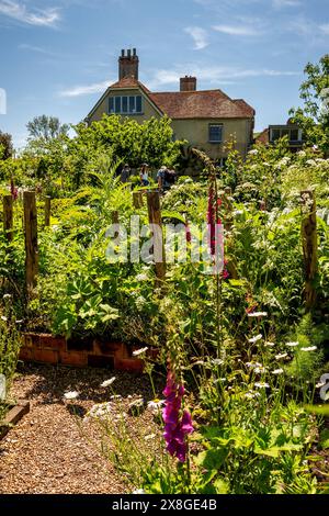 Charleston Farmhouse garden Stock Photo - Alamy